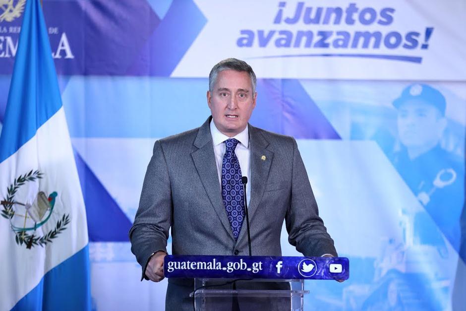 Enrique Degenhart, ministro de Gobernación, firmó un acuerdo para que Guatemala se convierta en el refugio de las personas que piden asilo en EE.UU. (Foto: Archivo/Soy502)