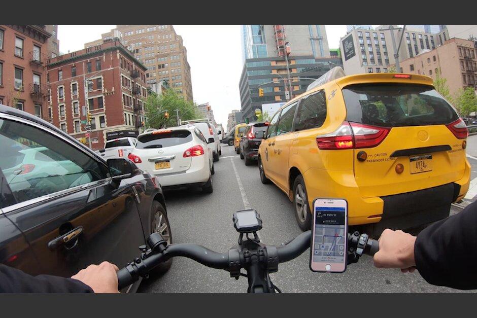 El hombre quedó tendido en la cinta asfáltica, pero a la empresa le interesaba más cómo estaba el producto. (Foto: El Times)