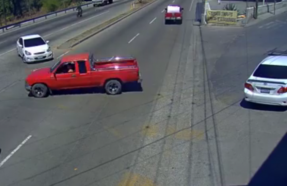 La imprudencia en la carretera casi provoca un accidente. (Foto: Captura de pantalla) 