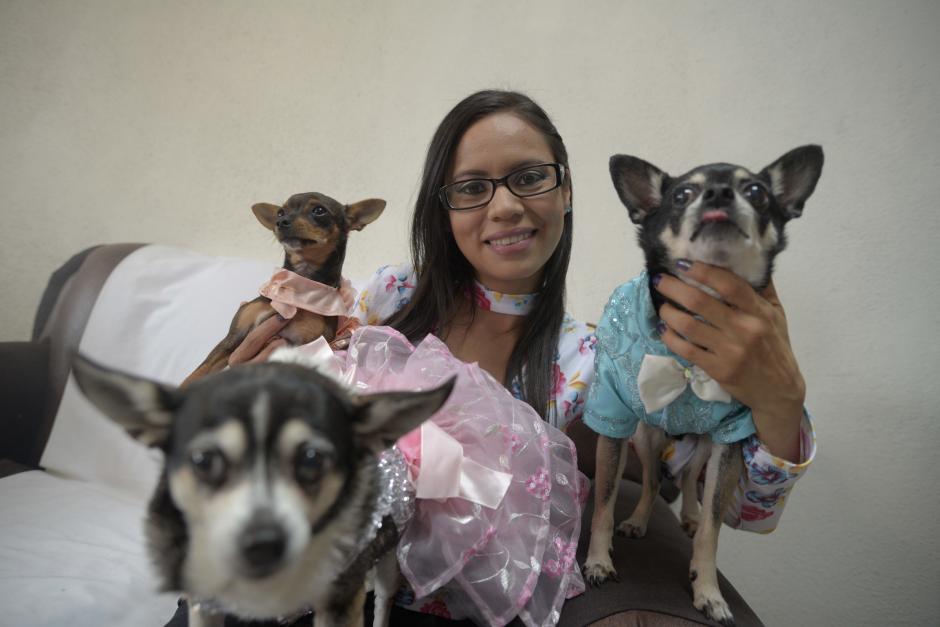 Juanita Esparza, una orgullo 502 de la alta costura canina. (Foto:Wilder López/Soy502)