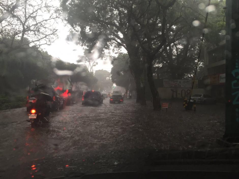 La lluvia afectó gran parte de la ciudad de Guatemala este miércoles. (Foto: captura Twitter/Lucia Reyna) 