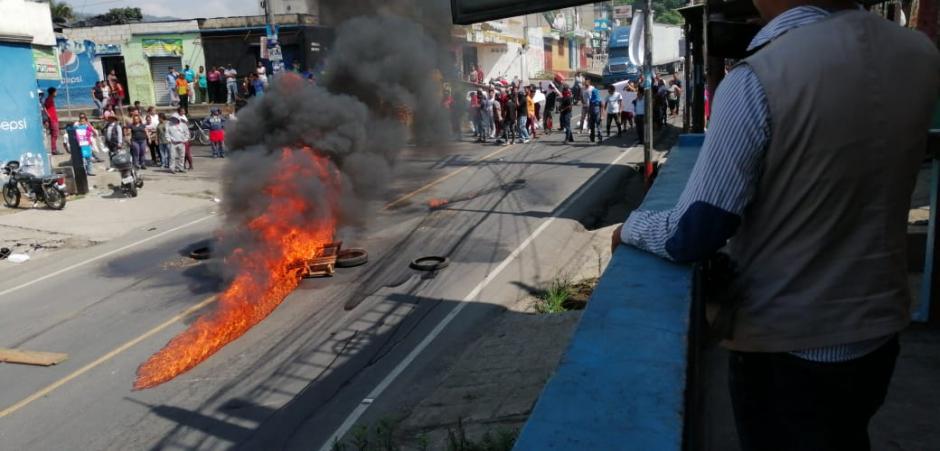 Los pobladores bloquean el paso para exigir que se libere a los "patrulleros" detenidos. (Foto: Dalia Santos/PMT) 