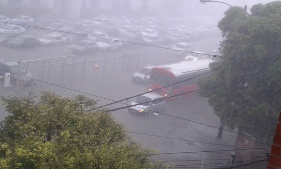 Los guatemaltecos sufrieron en el tráfico las torrenciales lluvias. (Foto: MeteorologíaGT)