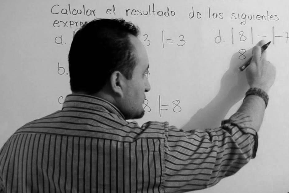 Empleados del Ministerio de Educación hicieron cobros ilegales a maestros. (Imagen con fines ilustrativos. Foto: Clases de Matemáticas)