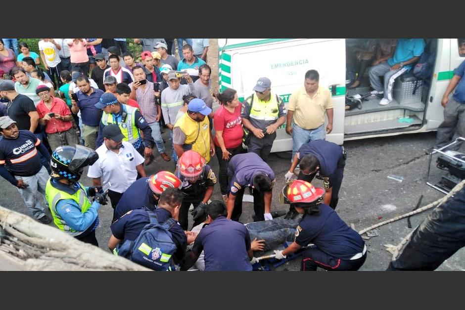 Varios minutos fueron necesarios por los Bomberos para rescatar a los heridos. (Foto: El SancarlistaU/Twitter) 