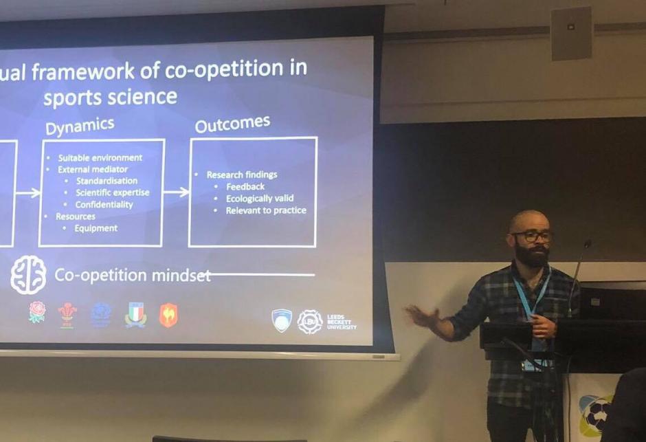 El médico guatemalteco Carlos Ramírez presentó su investigación en el Congreso Mundial de Ciencias del Fútbol en Australia (Foto: Soy502)