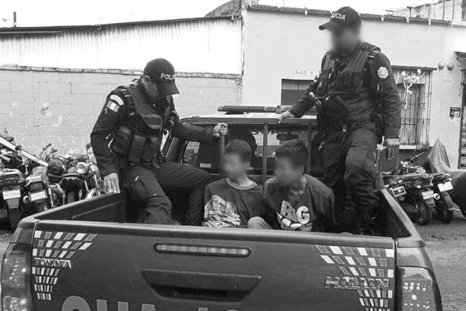 El video muestra cómo los agentes detienen a dos hombres en el lugar conocido como "Cuatro Caminos". (Foto: PNC)