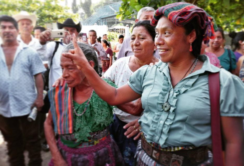 Thelma Cabrera emitió su voto en El Asintal, Retalhuleu. (Foto: Prensa Comunitaria)