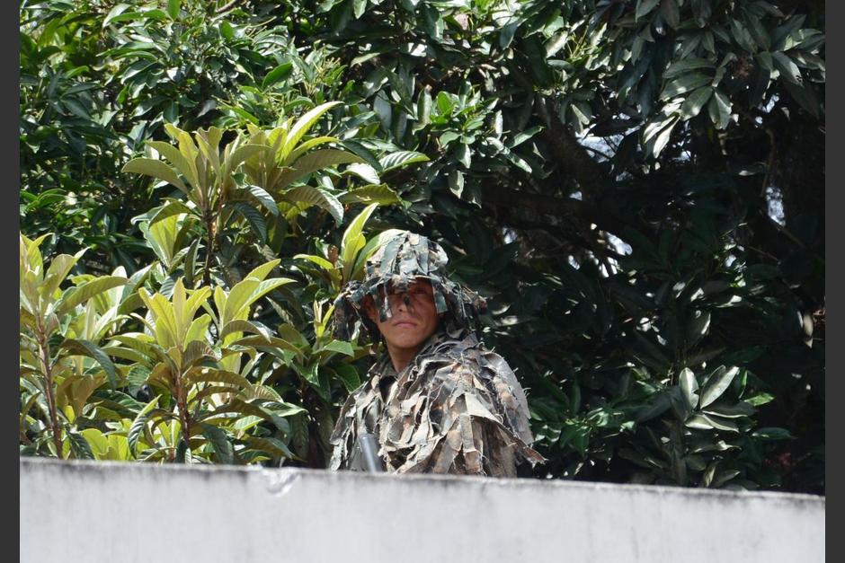El dispositivo de seguridad contó con elementos del Ejército de Guatemala con camuflaje para resguardar el perímetro. (Foto: María Renné Rendón/Soy502)