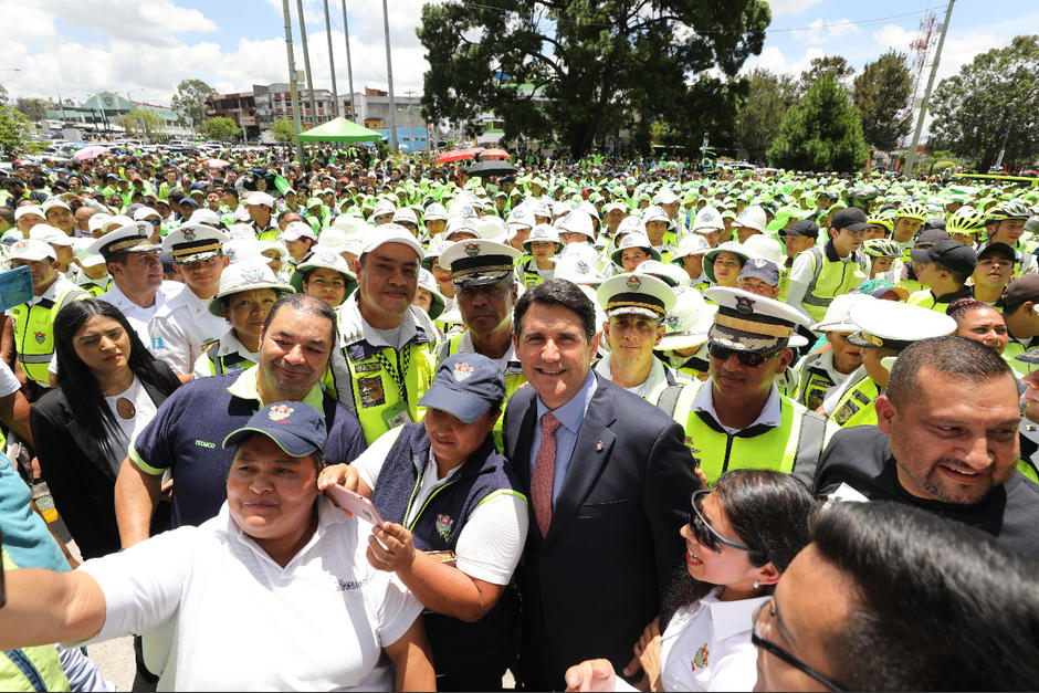 El alcalde Ricardo Quiñónez saludó a los trabajadores de la Municipalidad de Guatemala que llegaron a festejar su victoria electoral frente al edificio municipal. (Foto: Municipalidad de Guatemala)