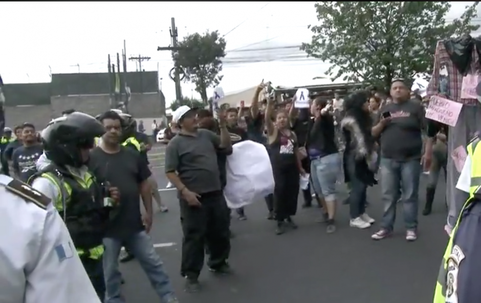 Durante varios minutos el paso de vehículos fue bloqueado por personas que denunciaron "fraude electoral". (Foto: captura de pantalla) 