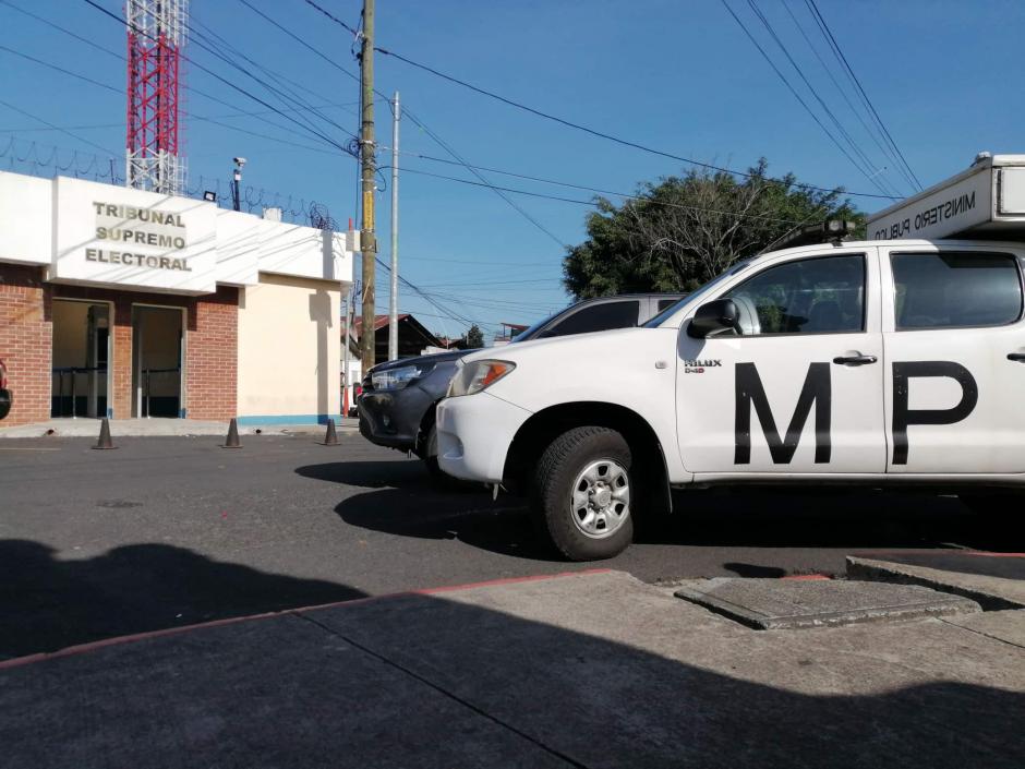 La diligencia de allanamiento se desarrolla en la sede del TSE de la zona 12. (Foto: Alexis Batres/Soy502) 