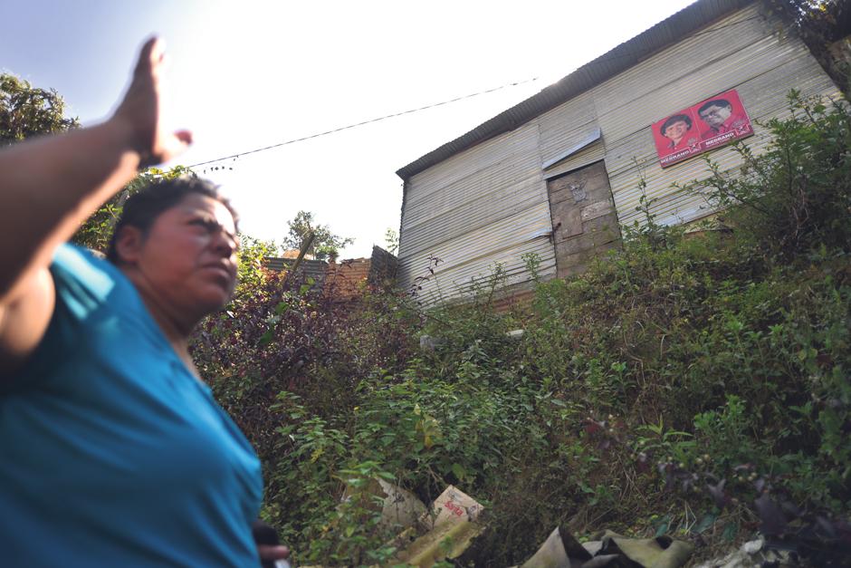 El alcalde Arnoldo Medrano prometió viviendas dignas pero entregó galeras con láminas. El MP lo acusó de estafa y un tribunal lo absolvió tras no encontrar evidencias de que cometió delitos. (Foto: Wilder López/Soy502)