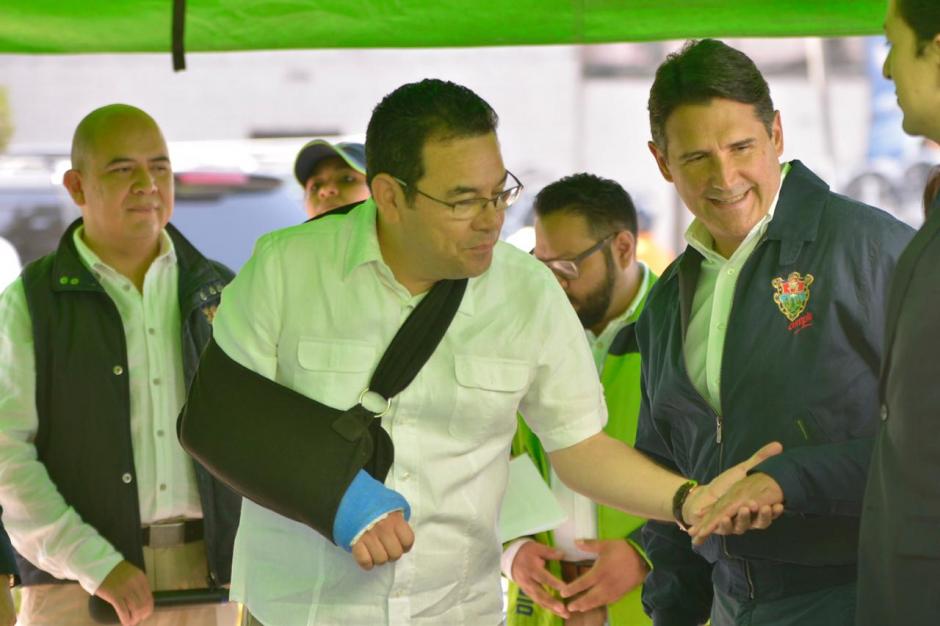 El alcalde Ricardo Quiñónez y el presidente Jimmy Morales supervisaron la obra de la La Cuchilla en la zona 6. (Foto: Jesús Alfonso/Soy502