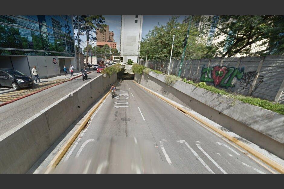 El conductor de un vehículo chocó por evitar un auto detenido en el tráfico. (Foto: Google Maps) 