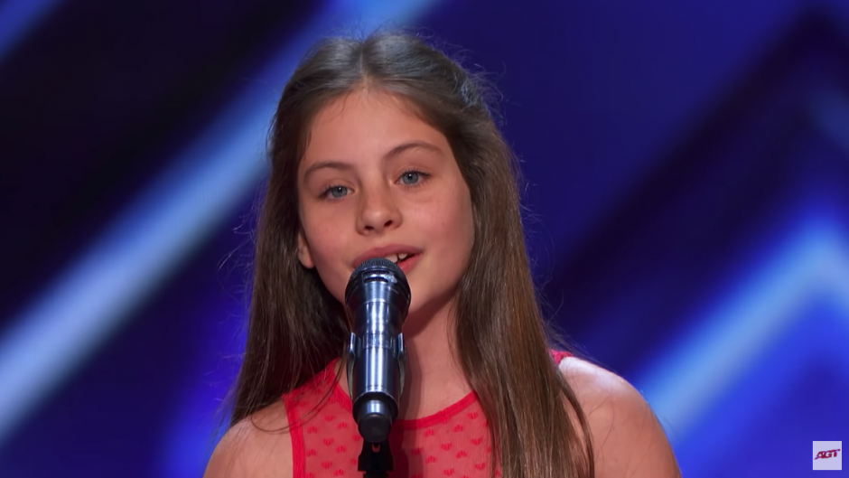 La pequeña erizó la piel de los asistentes que se pusieron de pie para aplaudir su interpretación. (Captura Video)