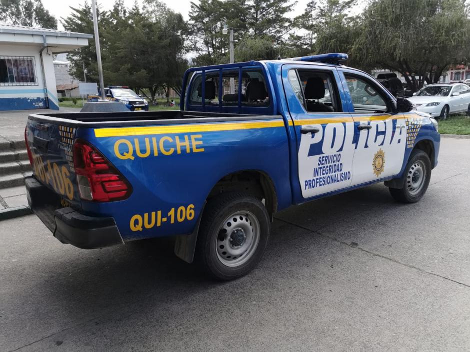 Esta unidad de la PNC resultó con daños en los vidrios ocasionados por la turba de vecinos. (Foto: cortesía para Soy502) 