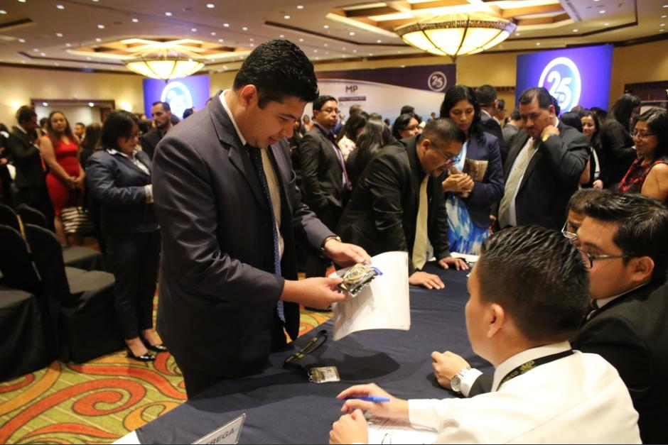 Todos los fiscales y auxiliares fiscales se identifican ahora con una insignia. Antes solo con un chaleco y un carnet. (Foto: MP) 