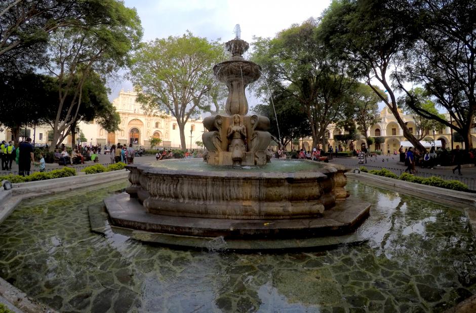 La Fuente de las Sirenas ha sido invadida en varias ocasiones por nacionales y extranjeros. (Foto: Fredy Hernández/Soy502)