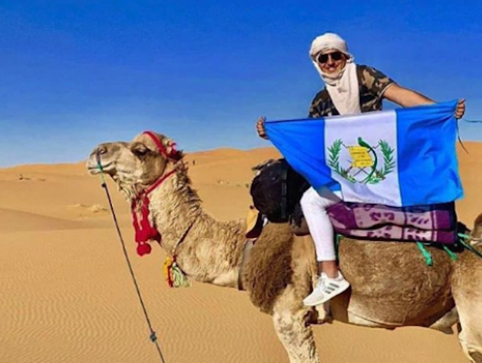 Un joven guatemalteco visitó recientemente el desierto Sahara y se llevó una bandera de Guatemala para fotografiarse. (Foto: Ernesto Díaz)