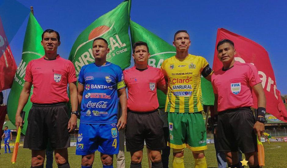 Rafael González y Carlos Gallardo con la cuarteta arbitral antes del juego. (Foto: Cobán Imperial)