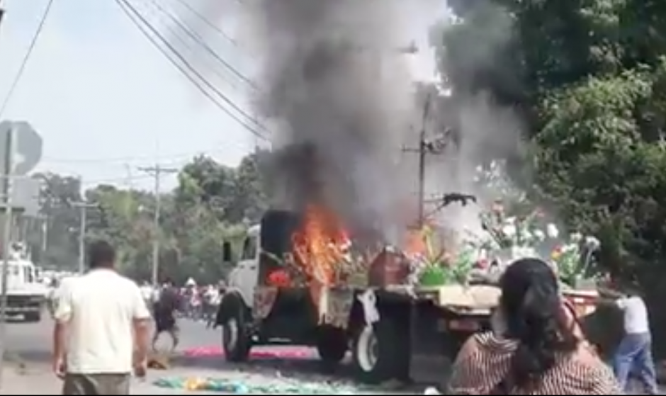 Bomberos y vecinos trabajan para apagar el incendio. (Foto: Primera Linea Mazatenango)