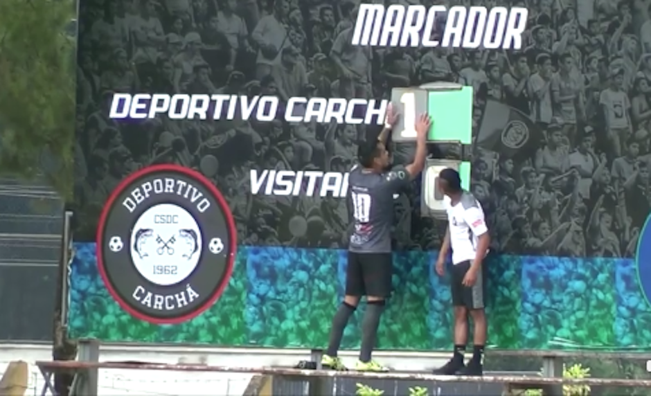 Futbolista de Carchá festejó su gol cambiando el marcador del estadio. (Foto: Captura de video)