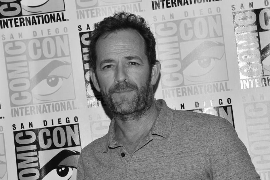 Luke Perry, actor que saltó a la fama tras su papel en "Beverly Hills 90210" murió este lunes tras sufrir un derrame cerebral. (Foto: AFP)
