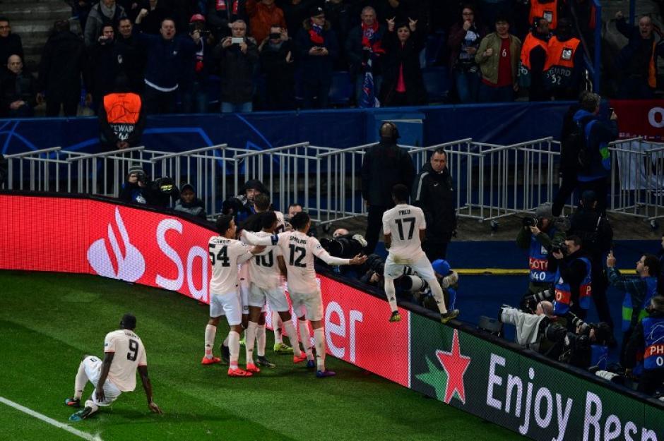 El festejo de los jugadores del Manchester United en el Parque de los Príncipes. (Foto: AFP)