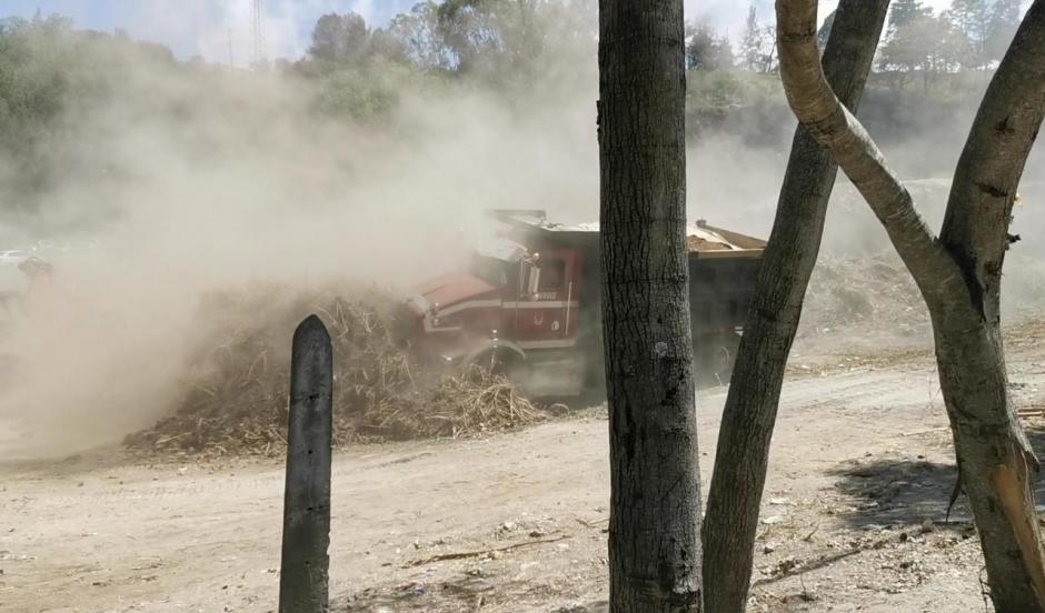 El piloto de un camión de carga evitó una tragedia al empotrarse contra tierra. (Foto: Amilcar Montejo/PMT) 
