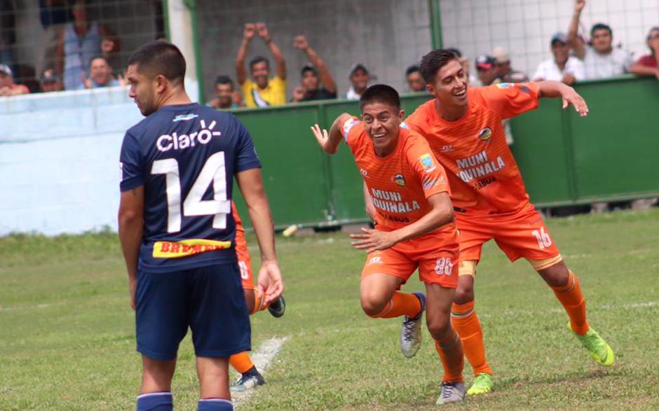 Así festejó Henry Mancilla su anotación ante la tristeza de Jaime Alas. (Foto: Cortesía)