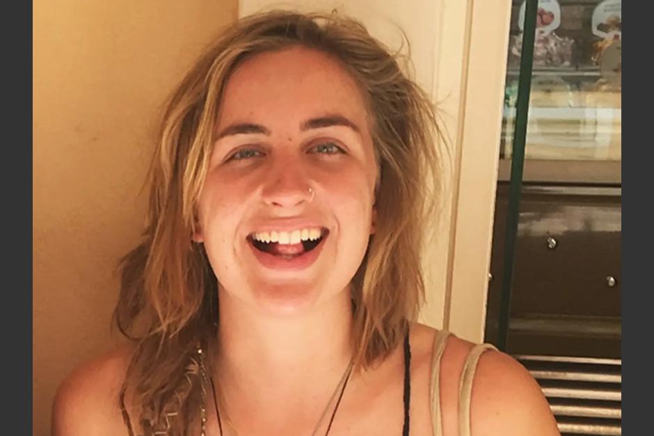 La jovencita iba acompañada de un perrito el día que salió por última vez del hotel donde se alojaba. (Foto: Facebook)