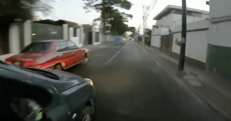 El conductor de una motocicleta se salva de ser embestido por el vehículo. (Foto: captura pantalla) 