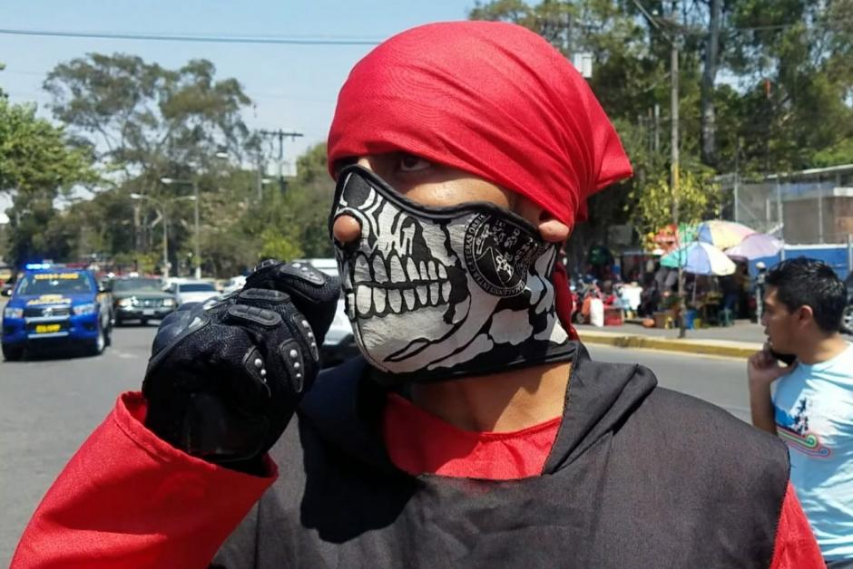 El encapuchado de Derecho se identificó como 'Ternurita' y culpó al cansancio de su olvido. (Foto: Jessica Gramajo/Soy502)
