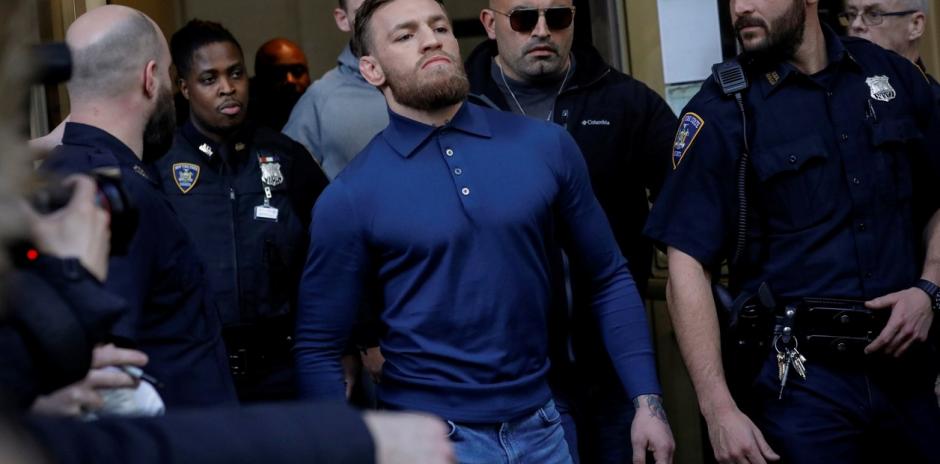 Conor McGregor destruyó el celular de un fan y fue detenido por la Policía. (Foto: TMZ)