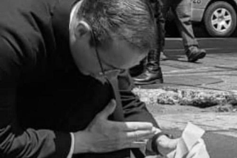 Un joven falleció fue asesinado ayer en la Calzada Roosevelt, su cuerpo quedó tendido en plena calle y en ese momento, un sacerdote le dio la extremaunción. (Foto: Bomberos Municipales)