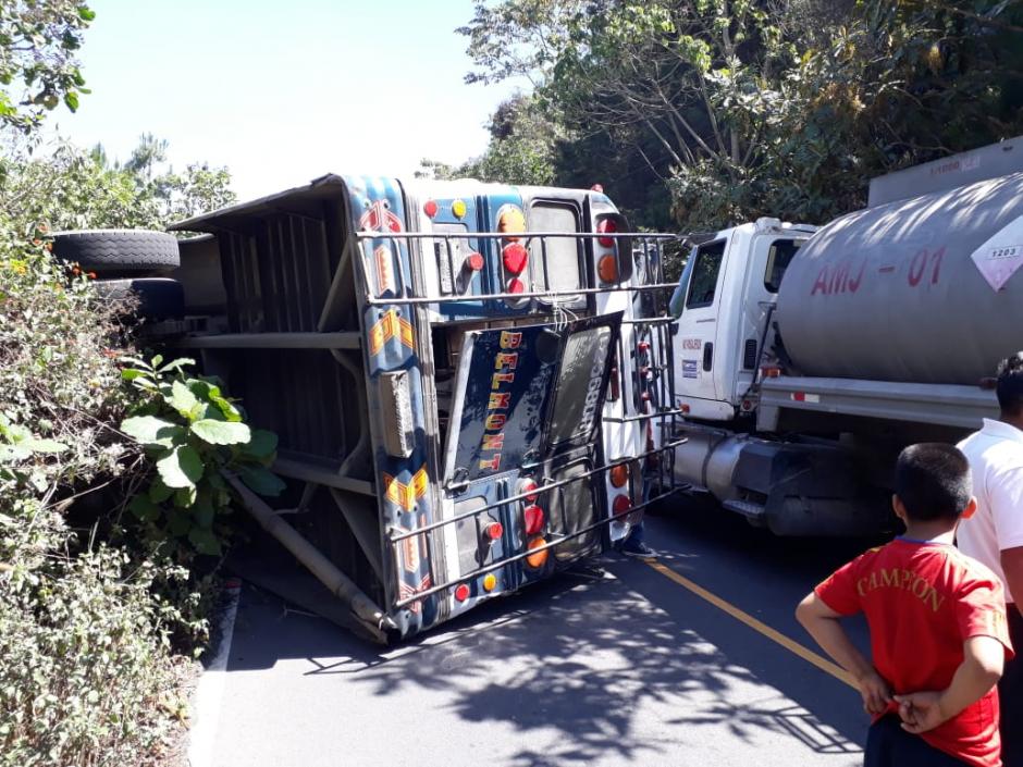 Un bus extraurbano volcó, más de diez personas resultaron heridas. (Foto: Bomberos Municipales Departamentales)