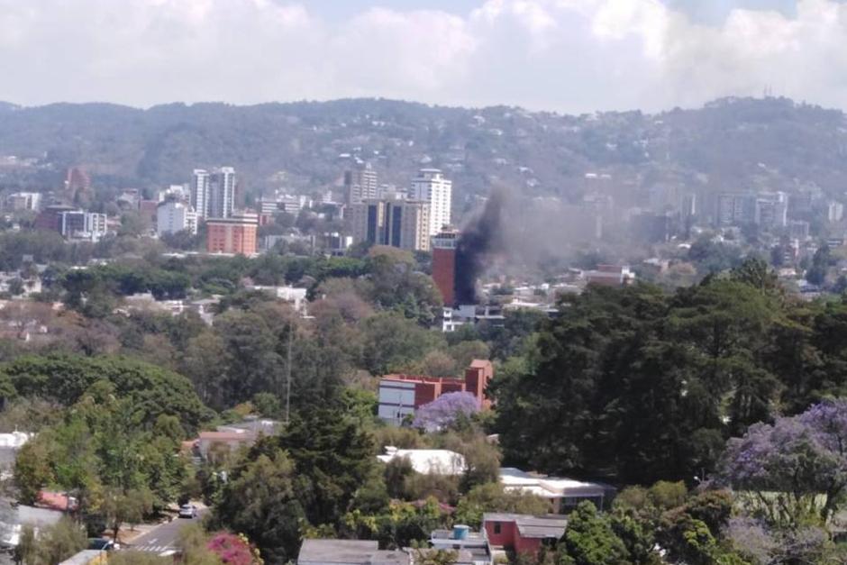 Los Bomberos Municipales y Voluntarios trabajaron en el lugar del incendio. (Foto: Bomberos Voluntarios) 