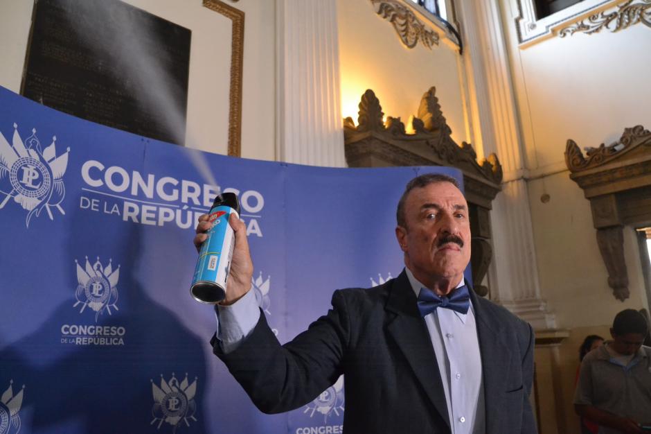 El parlamentario roció el insecticida durante una conferencia de prensa. (Foto: cortesía José Castro)