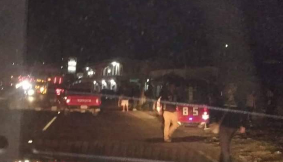 Un grupo de personas observaba un incidente previo a la tragedia de Sololá. (Foto: Sacatepéquez StarNews)