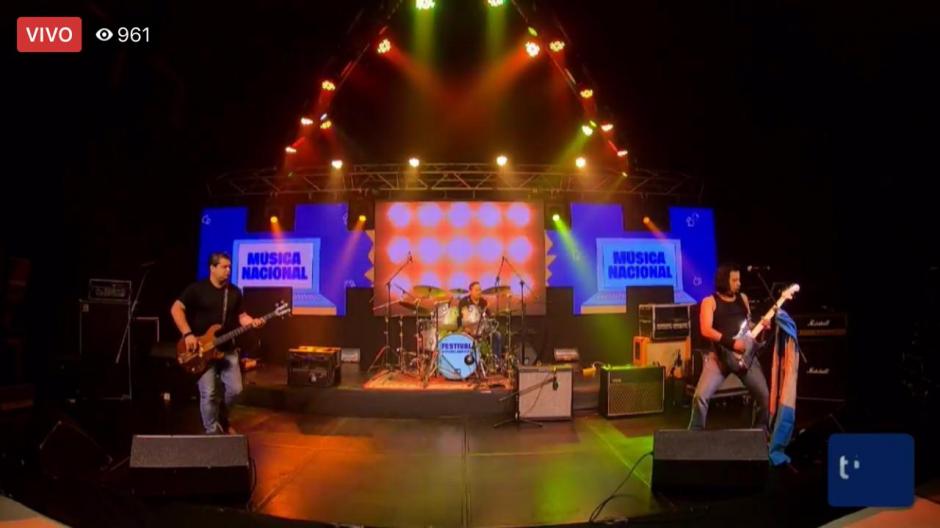 La apertura de concierto #SigueLaMúsica es de la banda guatemalteca Viento en Contra. 