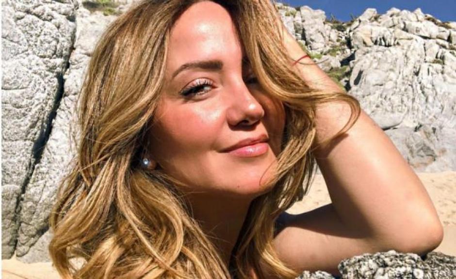 Andrea Legarreta comparte una sexy foto mostrando sus piernas y sus fans se encienden en Instagram. (Foto: Instagram)