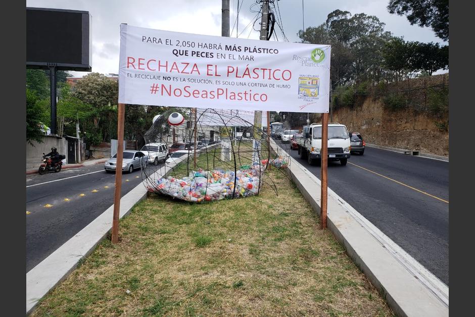 Esta estructura instalada en Santa Catarina Pinula y Muxbal es una alerta visual que ilustra cómo los peces se comen el plástico. (Foto: Rescue The Planet) 