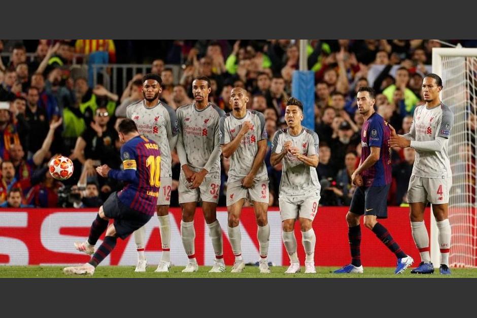 Lionel Messi adelantó el balón en el cobro de una falta y luego marco un golazo frente al Liverpool. (Foto: AFP)
