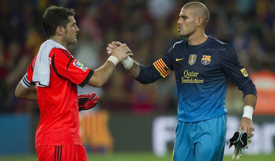 Iker Casillas y Víctor Valdés se enfrentaron muchas veces en el Clásico Español. (Foto: Twitter) 