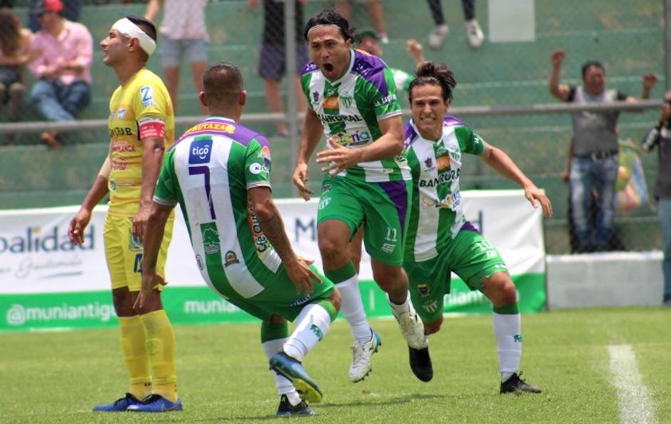 La celebración de Agustín Herrera, el goleador de Antigua GFC. (Foto: Javier Guerra/Soy502)