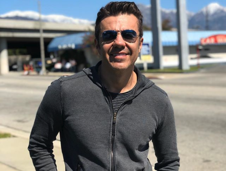 Adrián Uribe pasó un susto en el avión que viajaba a Houston (Instagram: @adrianuribe)