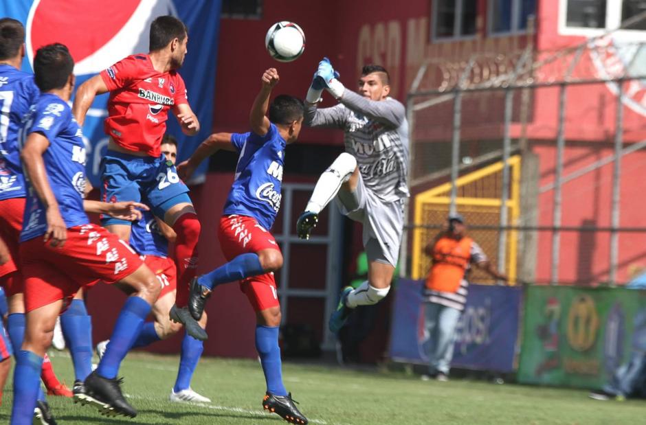 Los aficionados lanzaron objetos hacia el arquero de Malacateco, Manuel Sosa, quien se quejó de una pedrada. (Foto: Luis Barrios/Soy502) 