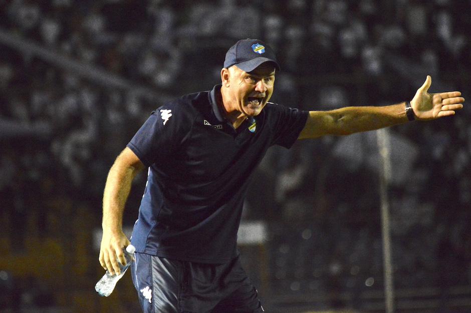 Iván Franco Sopegno da indicaciones durante el juego de Comunicaciones ante Guastatoya. (Foto: Rudy Martínez/Soy502)