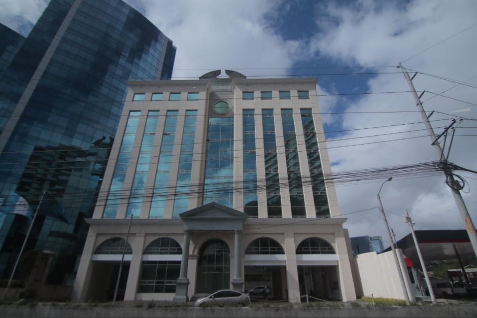 Vista del edificio relacionado a Marllory Chacón el que está inmovilizado desde noviembre de 2017. Está valuado en 60 millones de quetzales cuenta con 10 niveles y tres sótanos. (Foto: archivo/Soy502) 